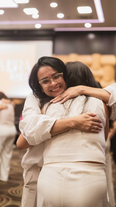 Dos mujeres se abrazan durante el encuentro