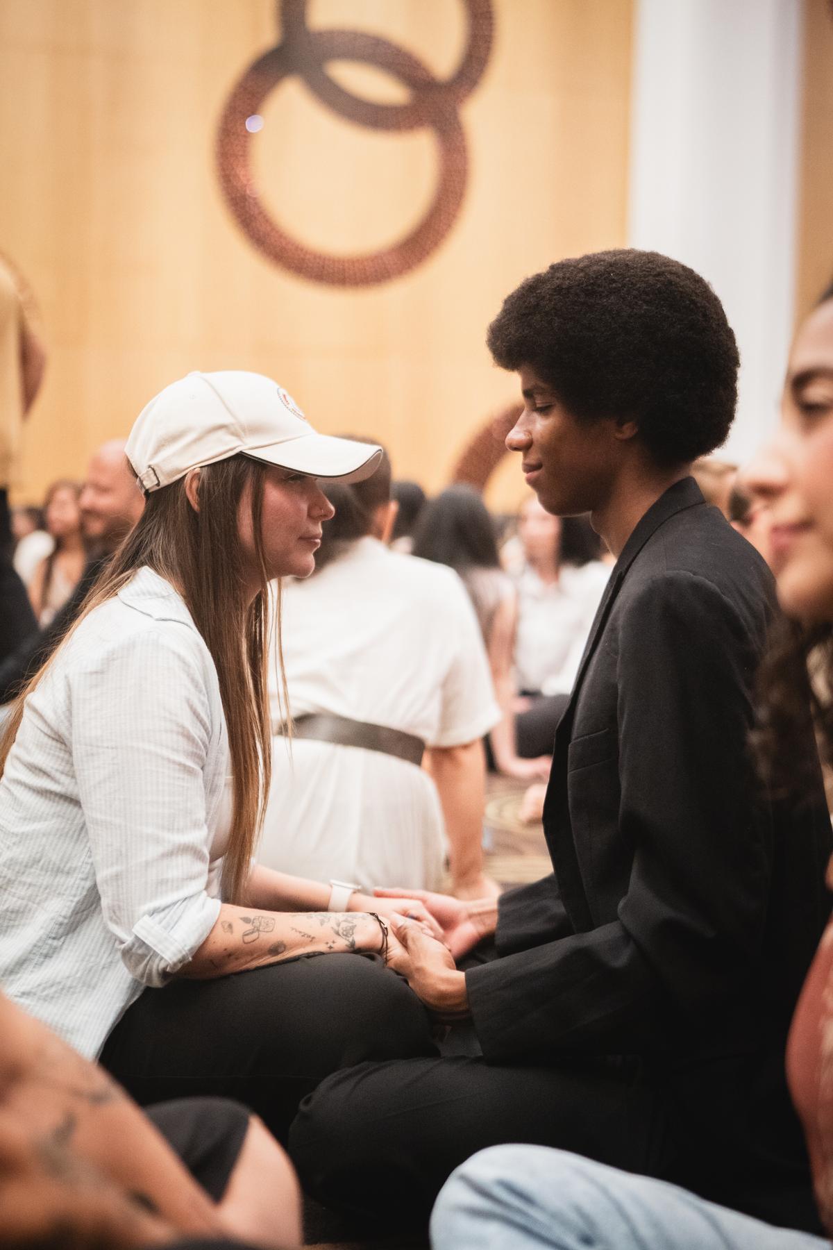 Dos personas conversan sentadas frente a frente
