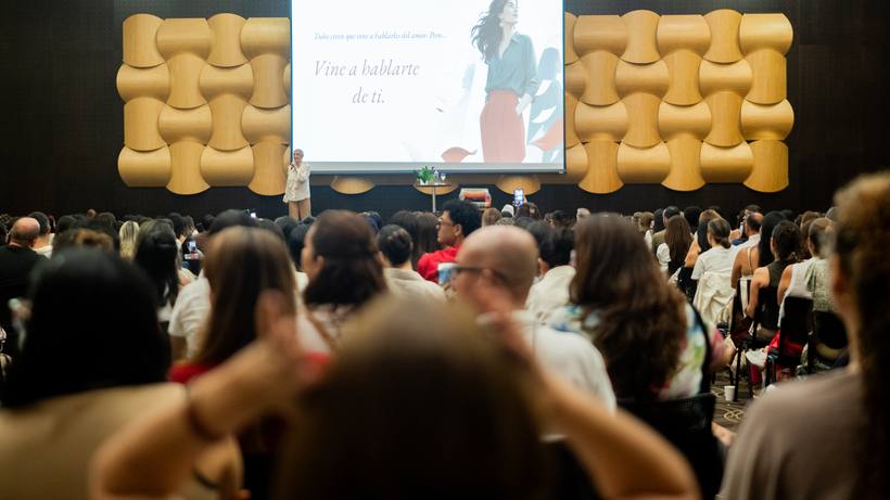 Público de Vibra Fest frente al escenario con paneles dorados