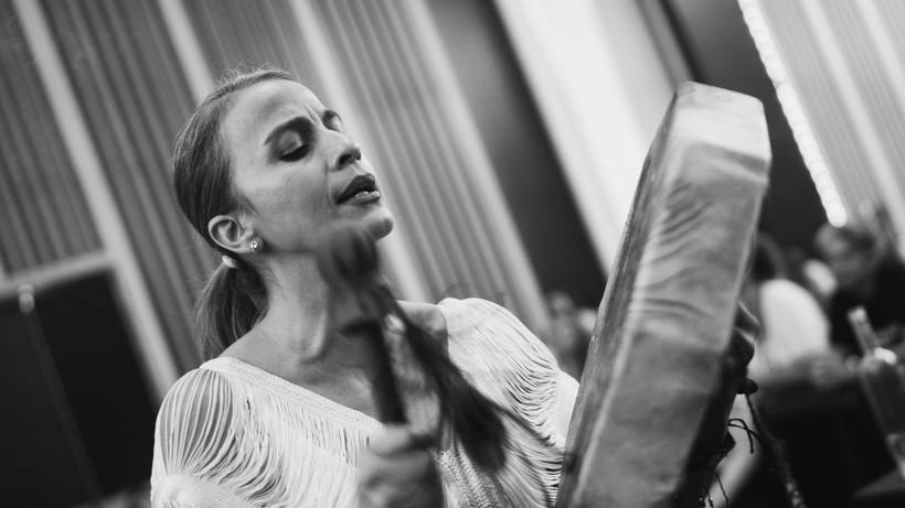 Facilitadora con un tambor, en blanco y negro